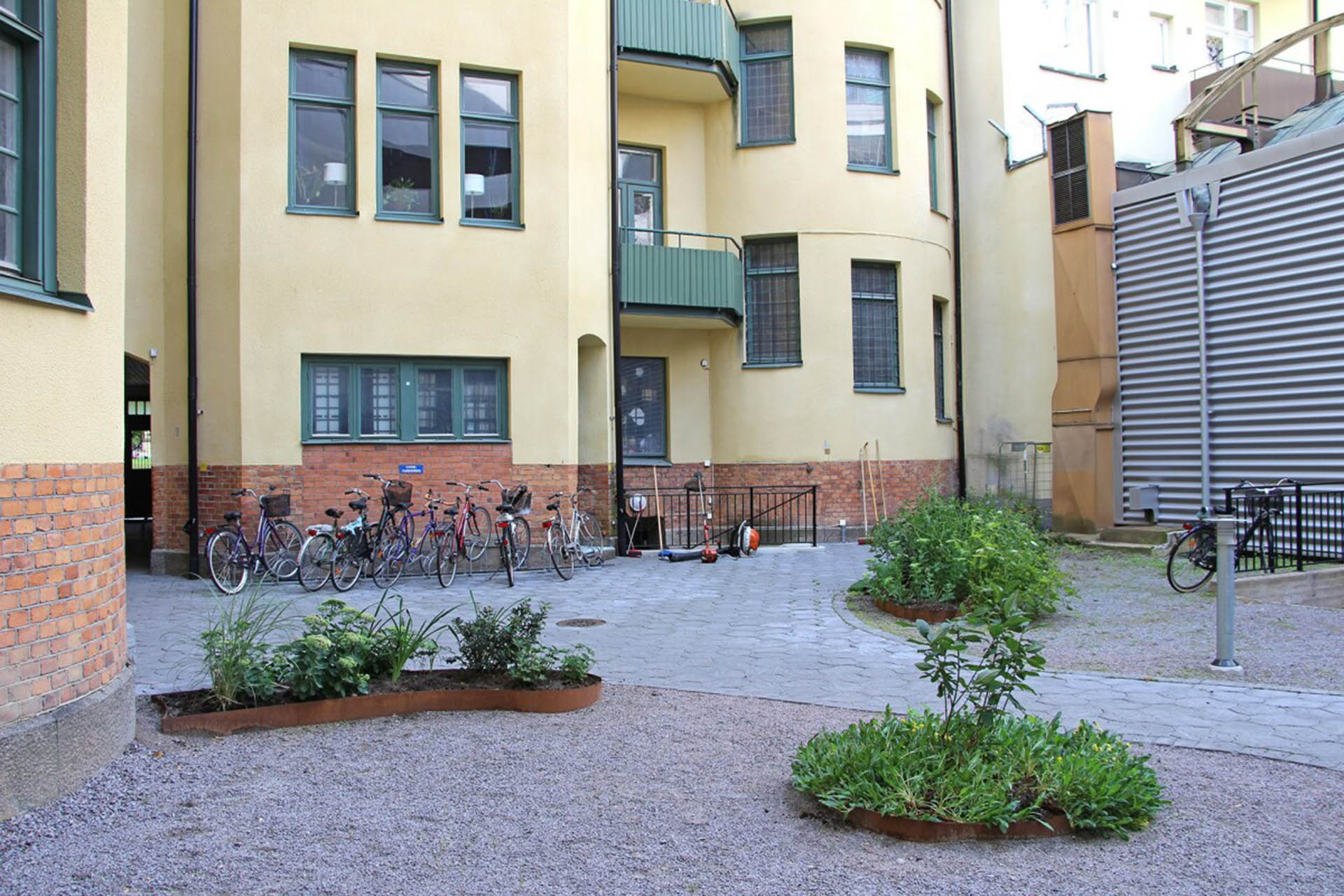 En innergård i en gammal sekelskiftesbyggnad i Norrköping där Heimstaden har lediga studentbostäder som man kan hyra.
