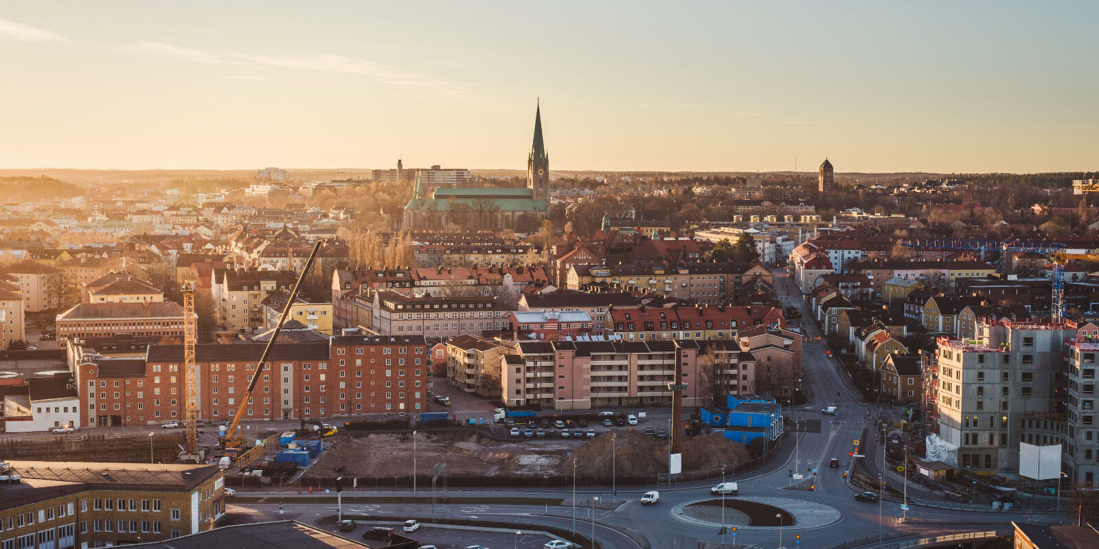 En bild på en storstad tagen uppifrån, så man ser alla hus och kyrkor.