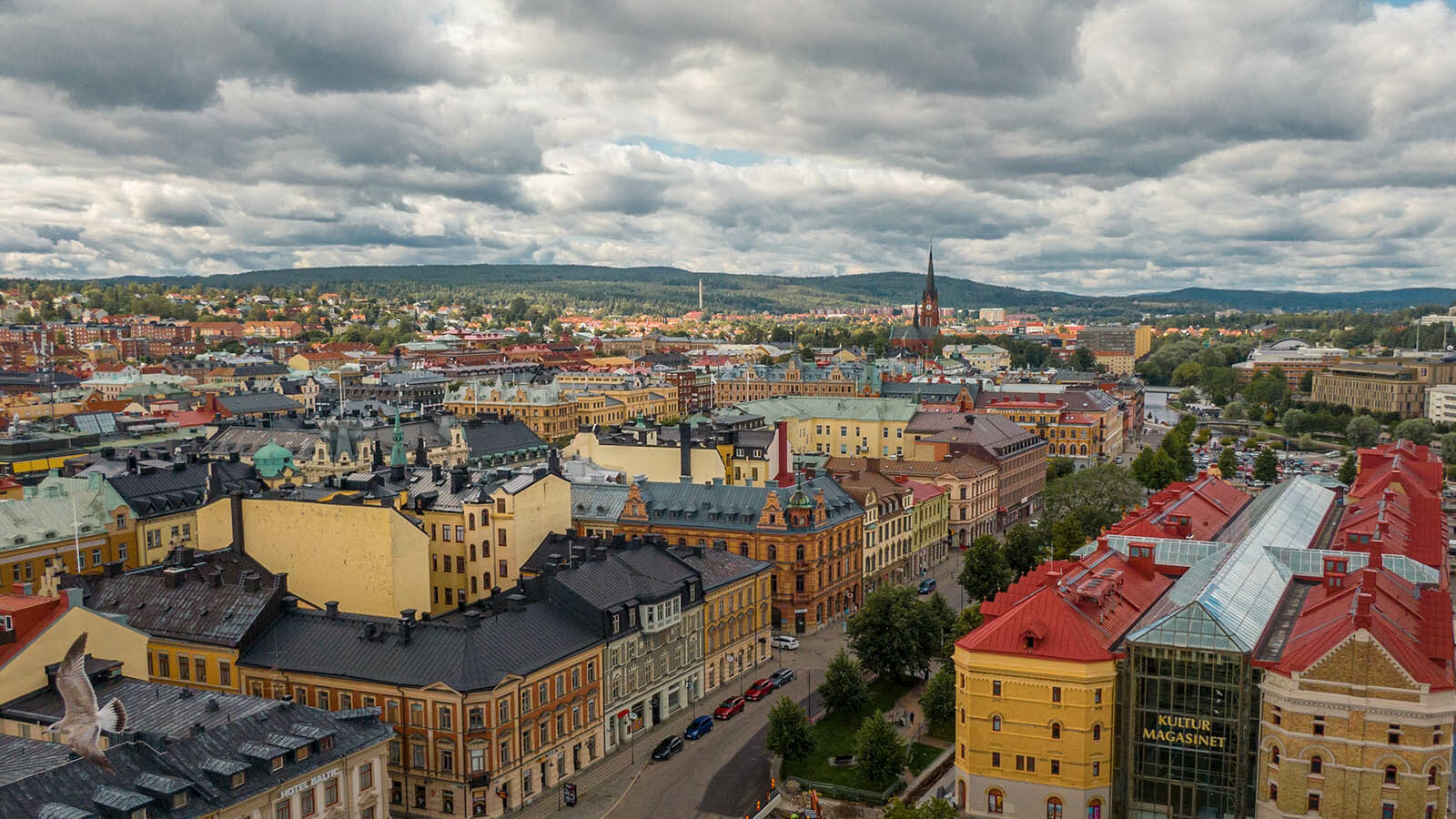 En stadsvybild över Sundsvall där man ser gamla stenstaden med alla hus och Norra Berget i bakgrunden.