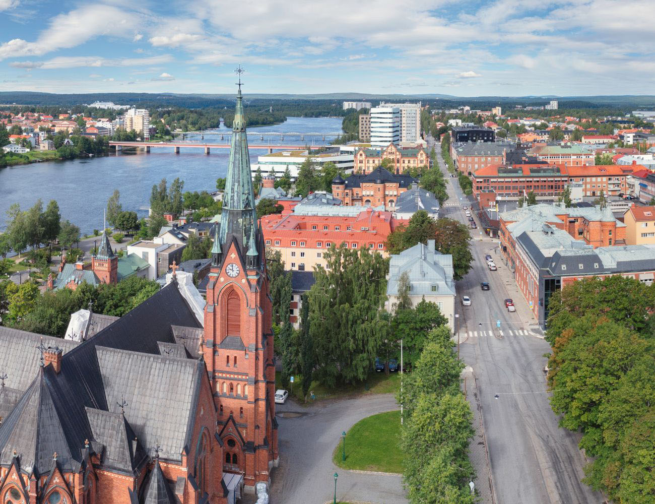 En stadsvy över Umeå med bland annat kyrkan och Umeå älven.