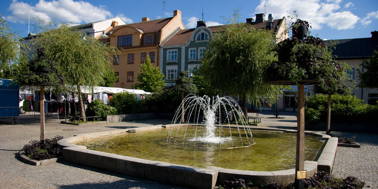 En fontän på ett stadstorg i Katrineholm.