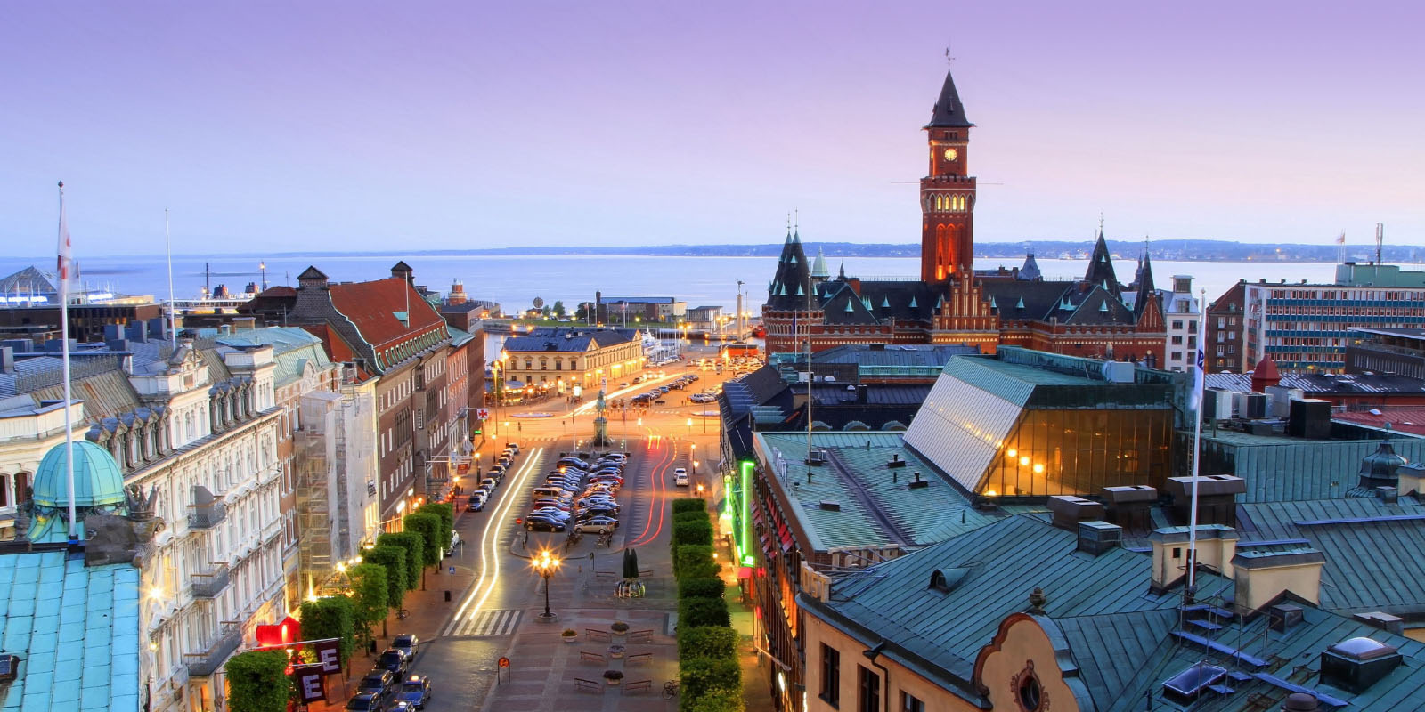 En stadsbild över Helsingborg i skymning.