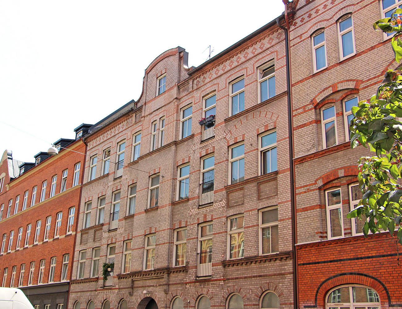 Rödbruna sekelskifteshus på Möllevången i Malmö.