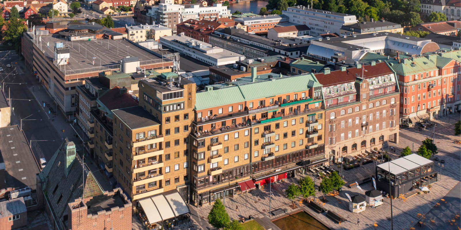 Stadsbild med flera fastigheter och bostadshus i olika storlekar, som representerar ett bostadsområde.