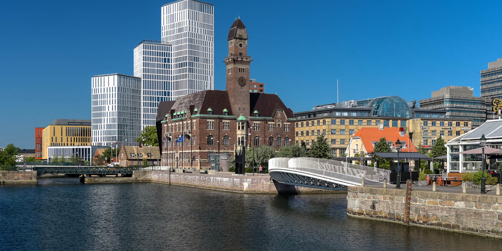 En stadsbild över Malmö med Malmö Live och World Maritime University.