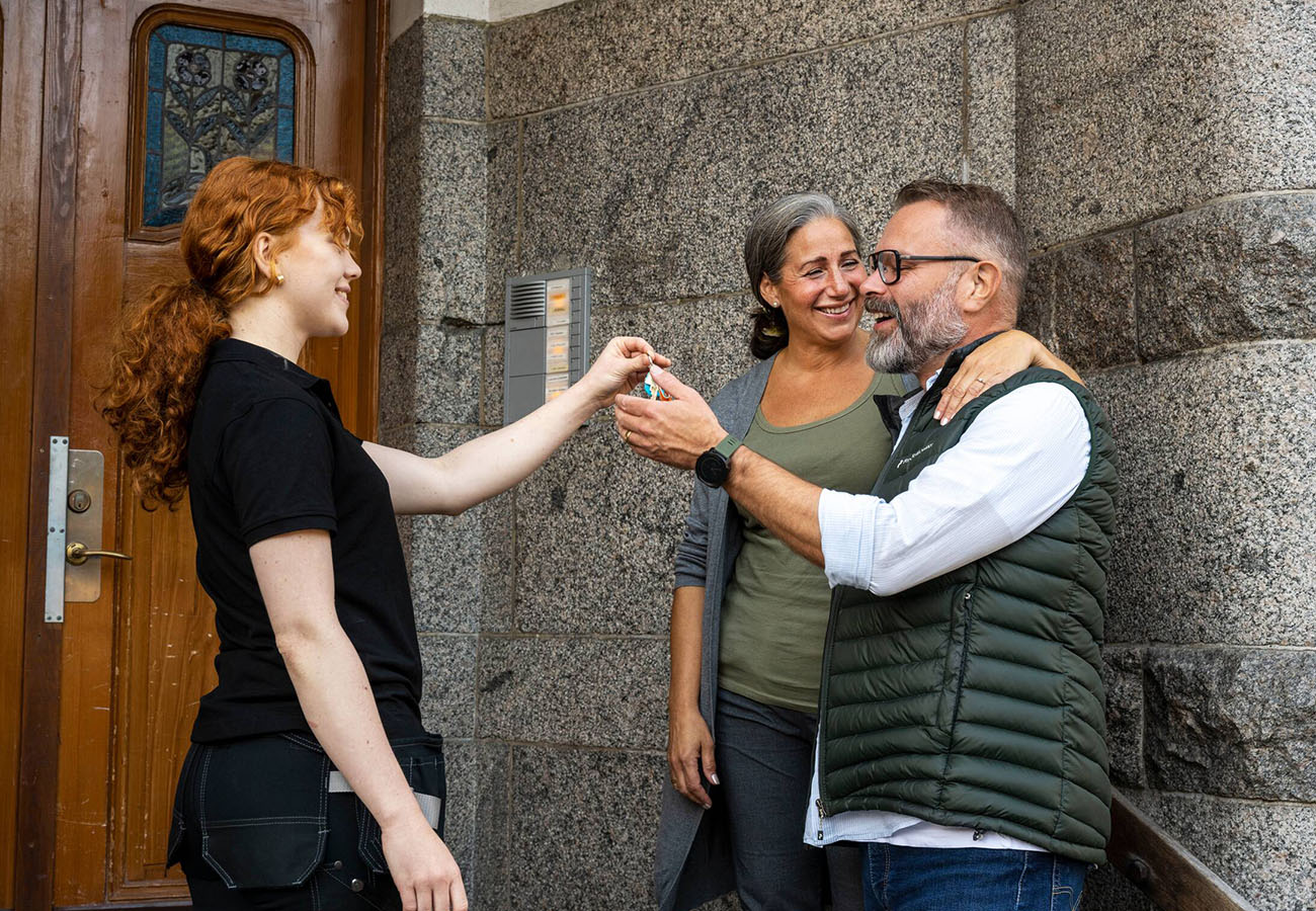 En uthyrare lämnar över nyckeln till ett par som ska flytta in i en Heimstaden lägenhet i Landskrona.