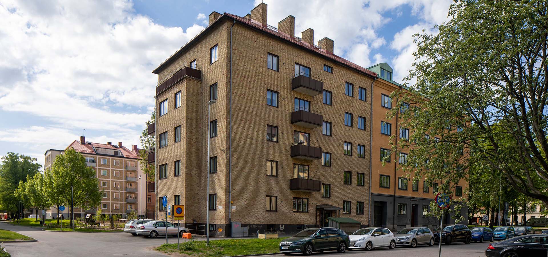 En bostadshus i brunt tegel i centrala Gävle.