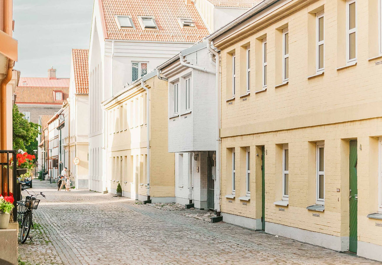 En gatuvy i Landskrona där vi på Heimstaden erbjuder lägenheter.