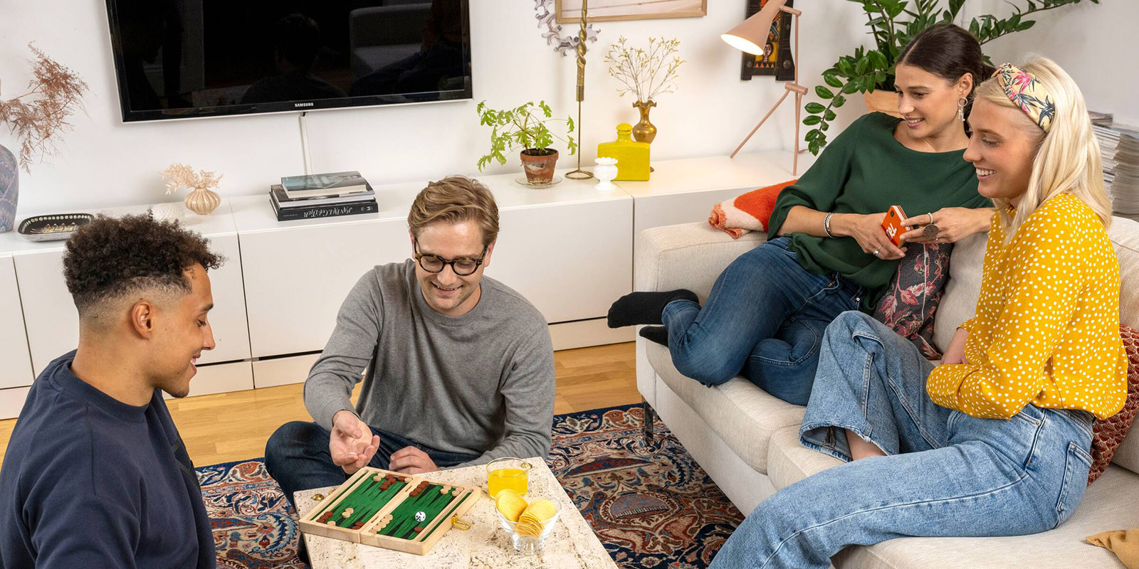 Ett gäng ungdomar sitter i en Heimstaden lägenhet och spelar spel. Hållbar livsstil.