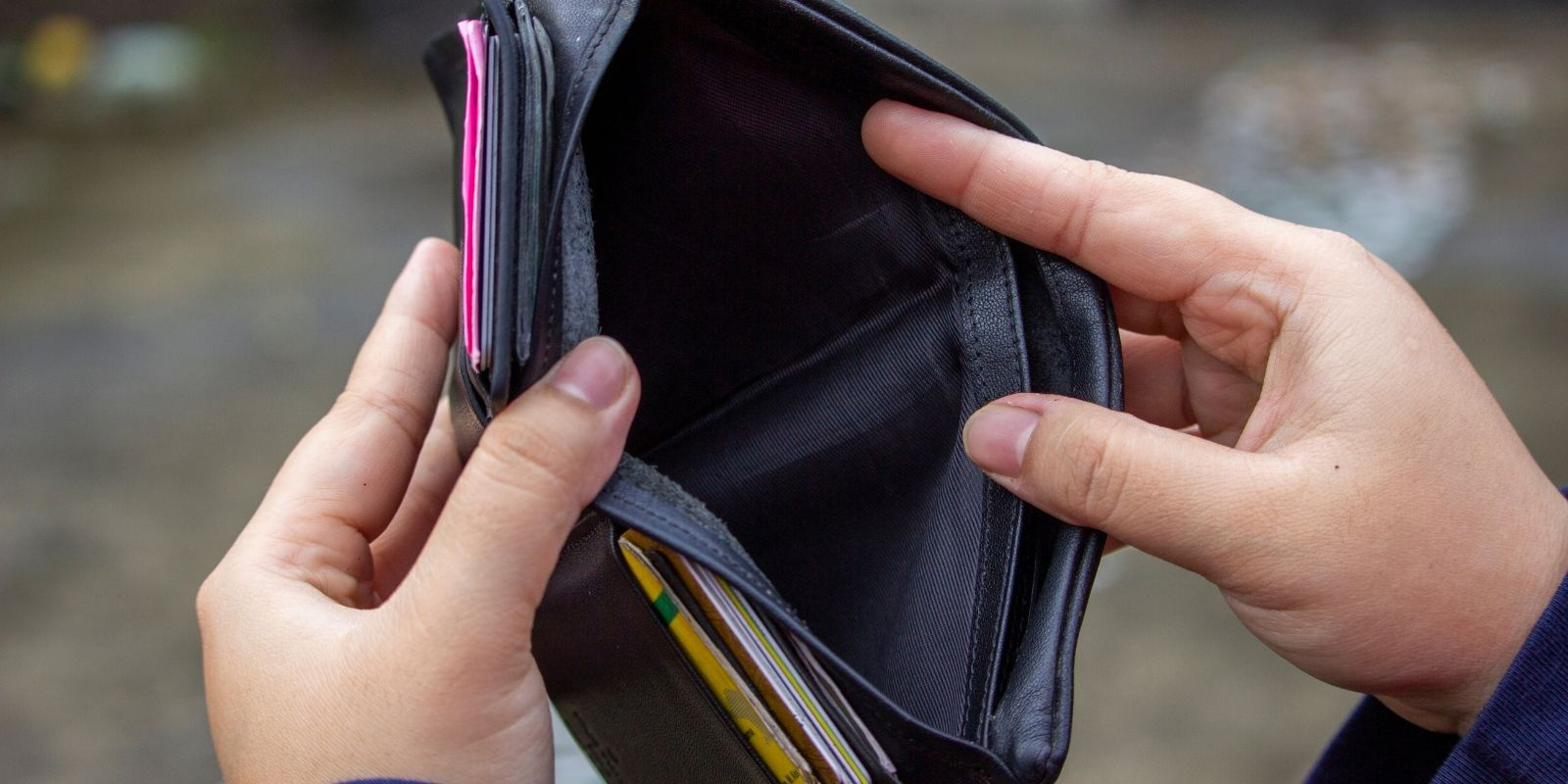 En tom plånbok och där personen behöver tips på hur hen kan spara pengar.