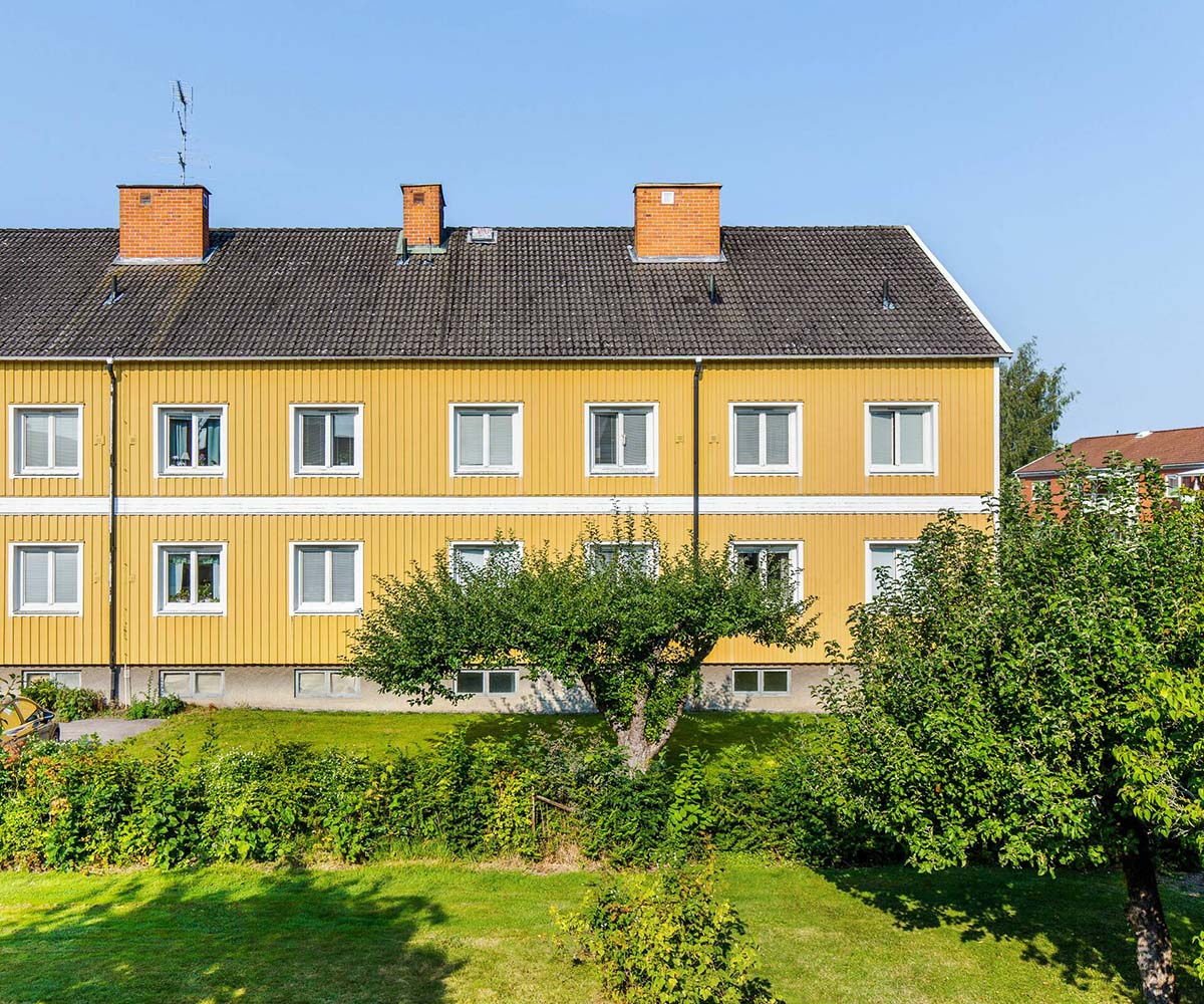 Ett gult bostadshus i Katrineholm där Heimstaden har lediga lägenheter.