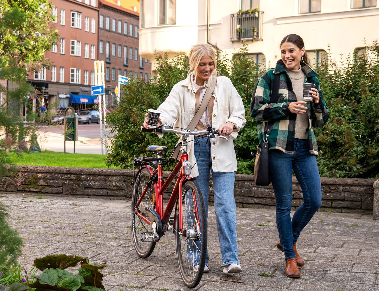 Två studenter promenerar i Eskilstuna till sin bostad som de hyr hos Heimstaden.