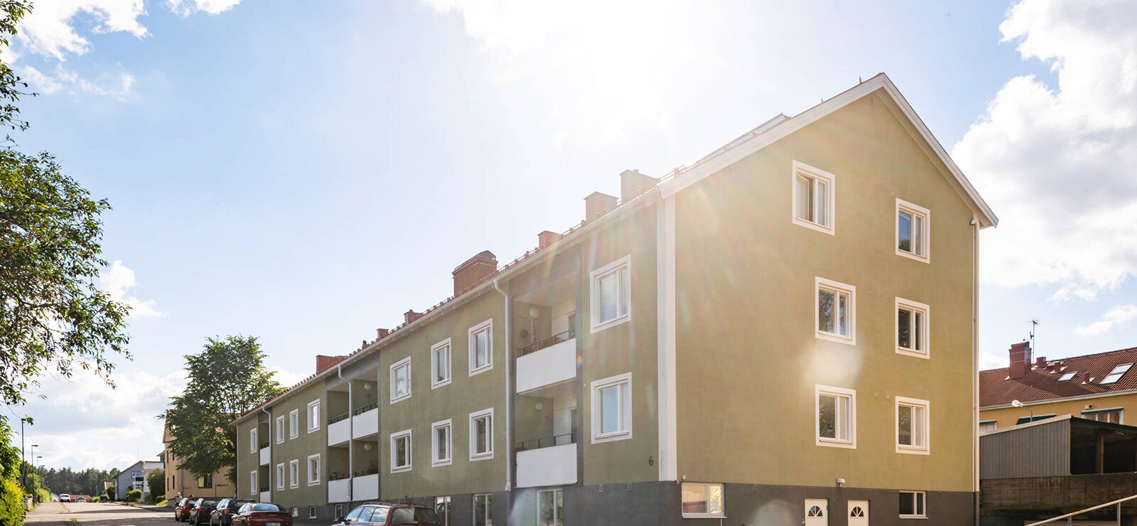 En gul putsad fastighet i Vetlanda som ägs av Heimstaden och där man kan hyra lägenheter.