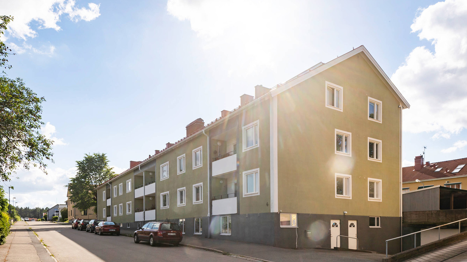 En gul putsad fastighet i Vetlanda som ägs av Heimstaden och där man kan hyra lägenheter.