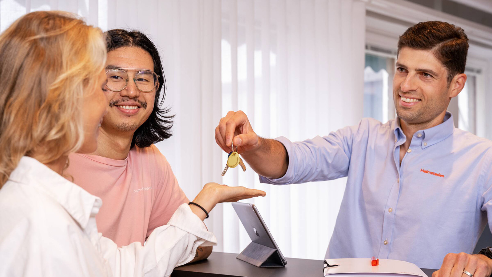En hyresgäst får nycklarna till sin nya lägenhet av Heimstadens personal.