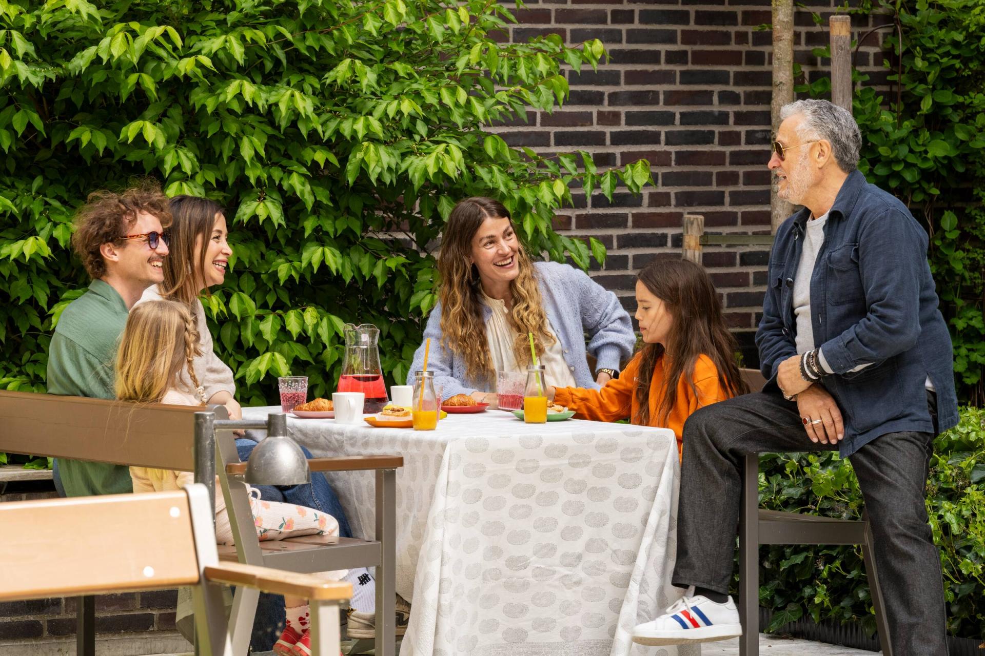 buren die een picknick in de tuin houden