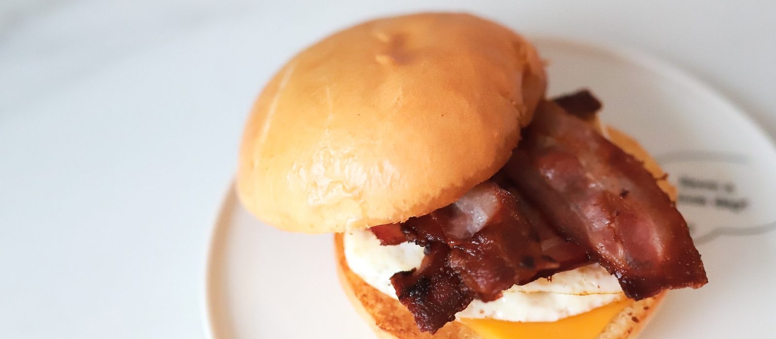 Egg og bacon brioche sandwich