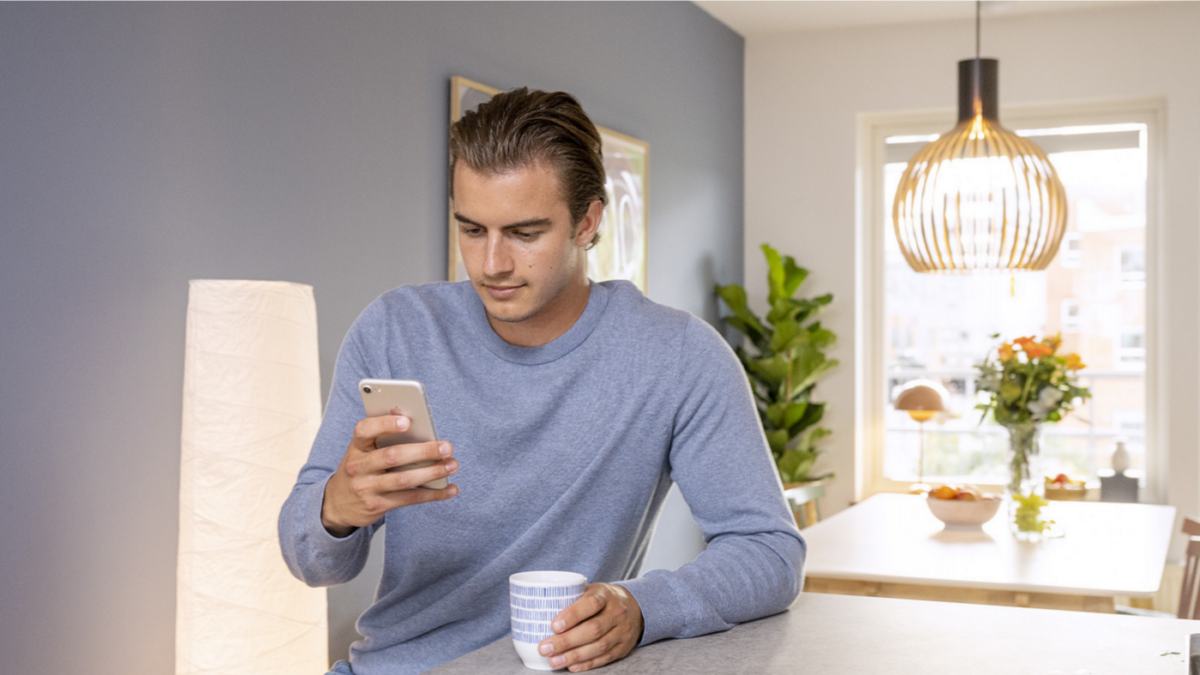 mann med telefon