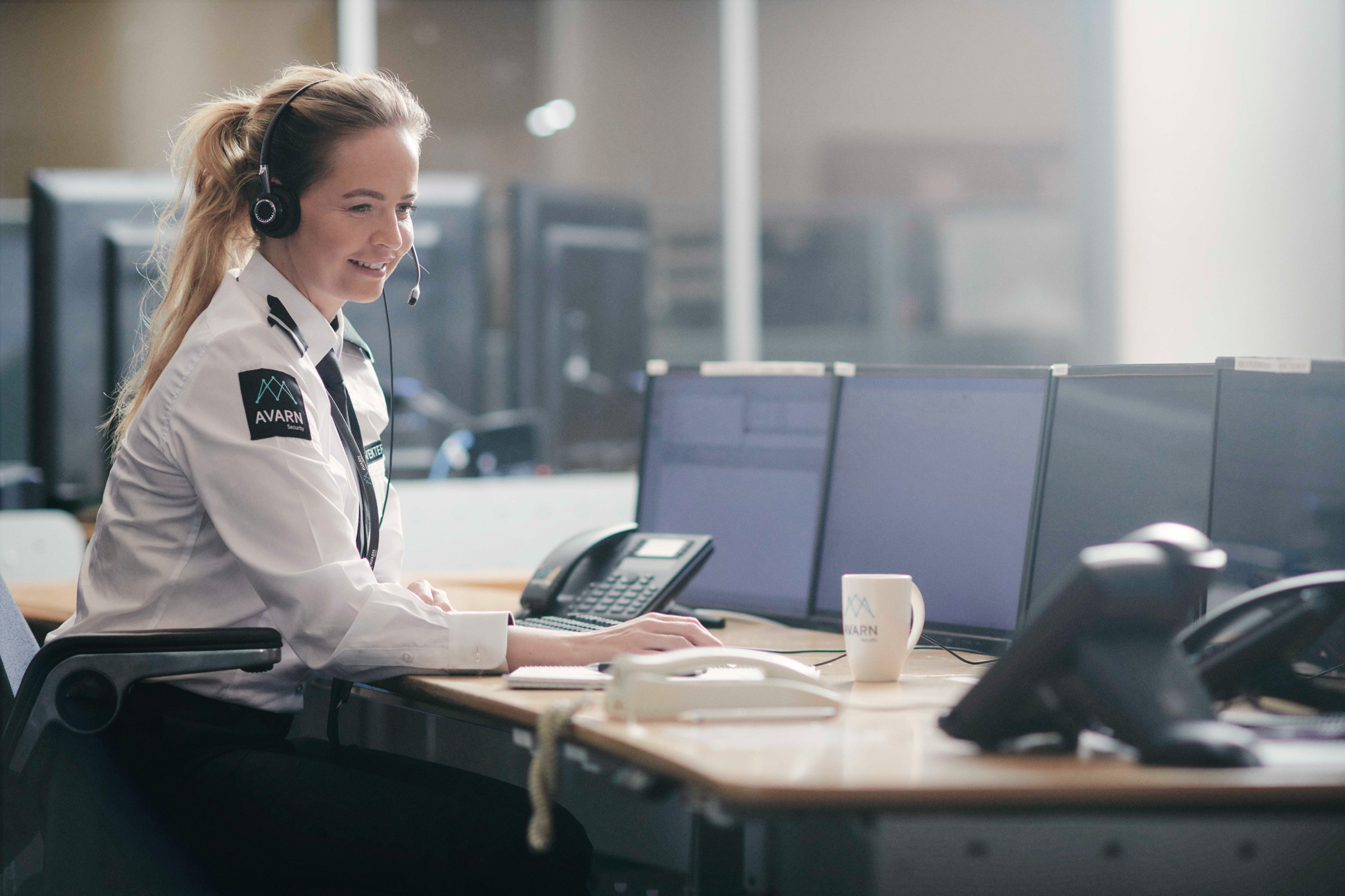 En kvinne som er ansatt og svarer på telefonen