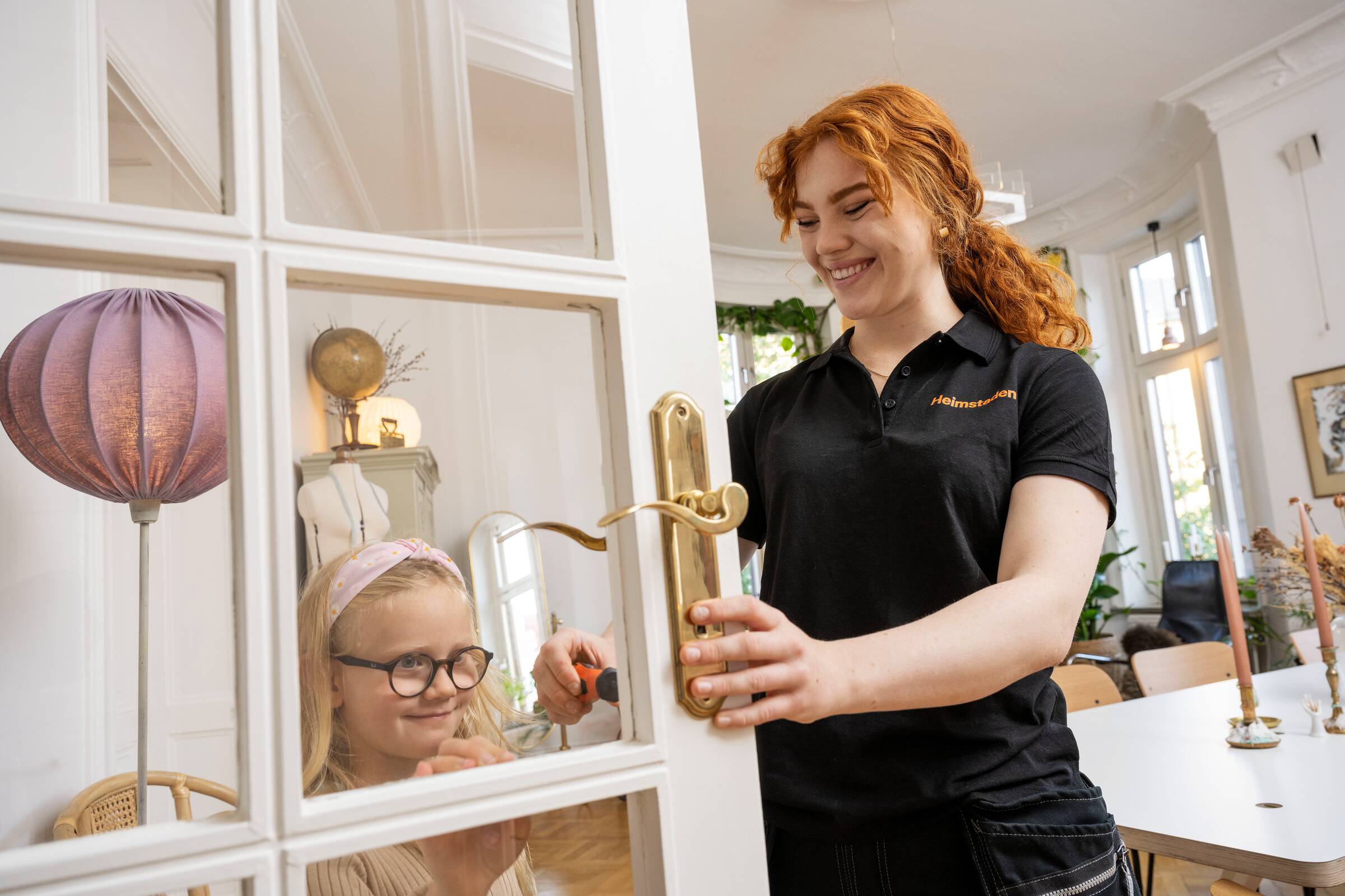 Kobieta naprawiająca drzwi w mieszkaniu