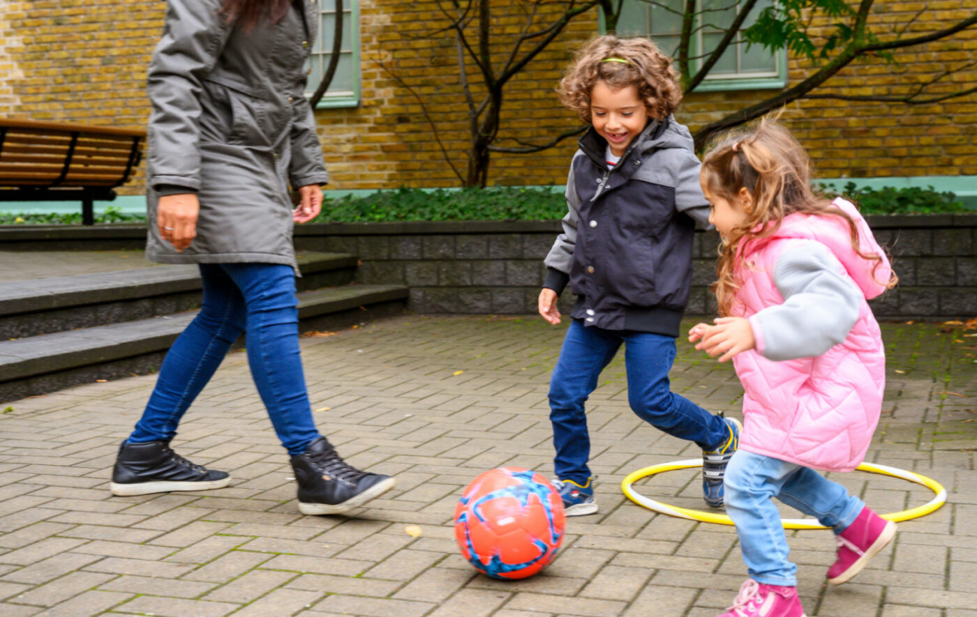 Kinder spielen auf dem Hof vor Mietwohnung
