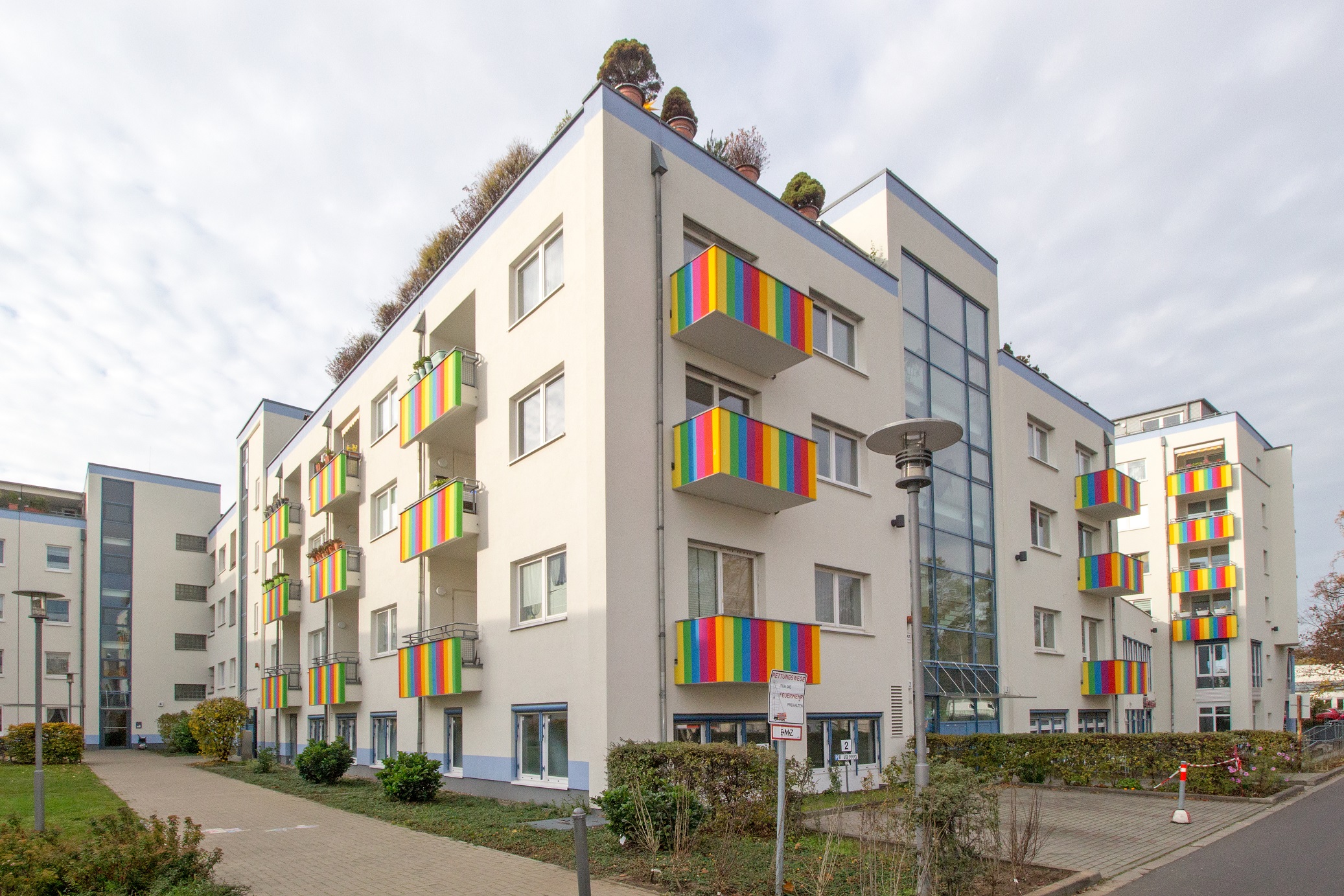 Berlin Köpenick Gewerbefläche Regenbogenhaus Fassade mit Mietwohnungen
