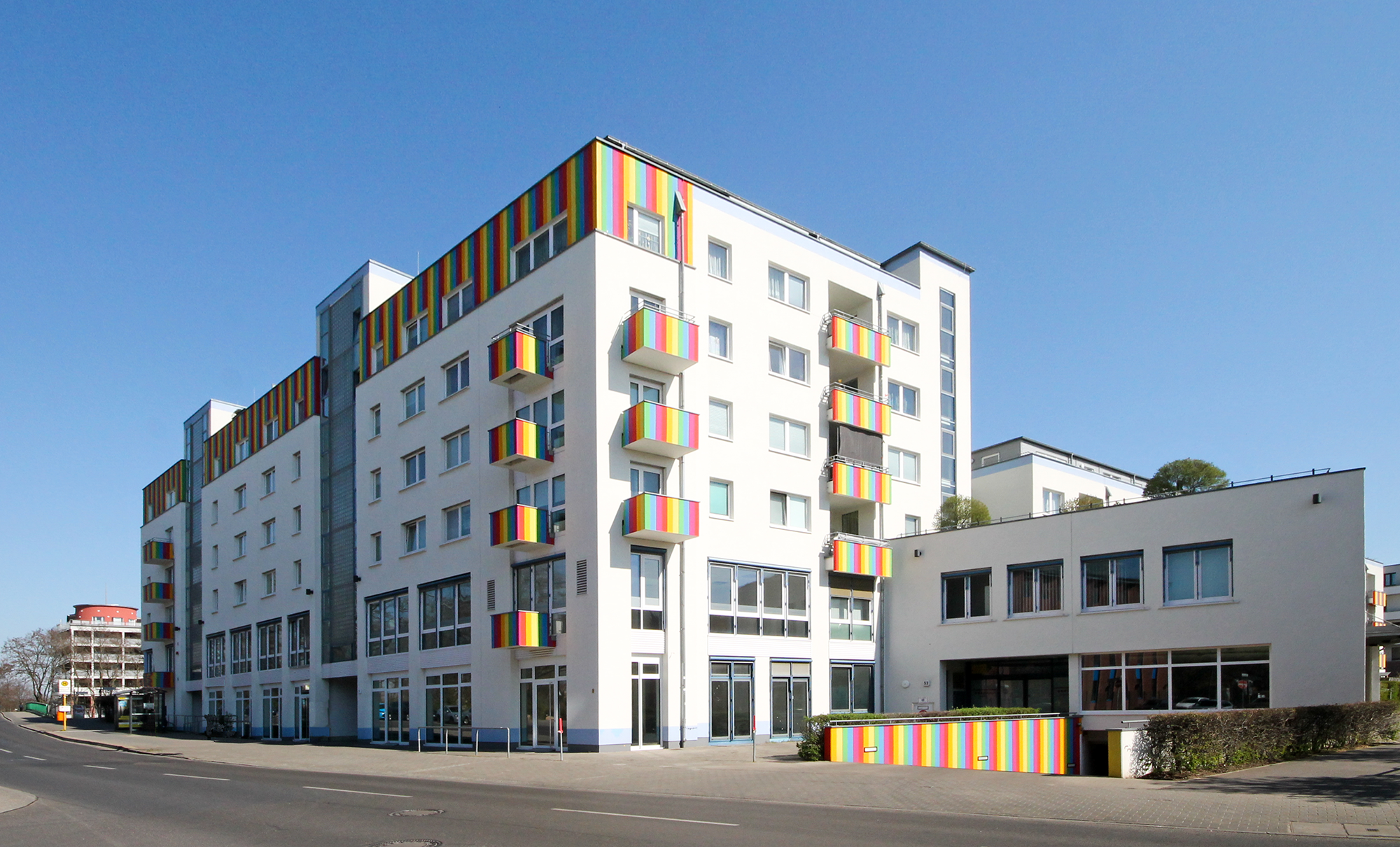 Regenbogenhaus Gewerbefläche vor Blauem Himmel Köpenick Berlin