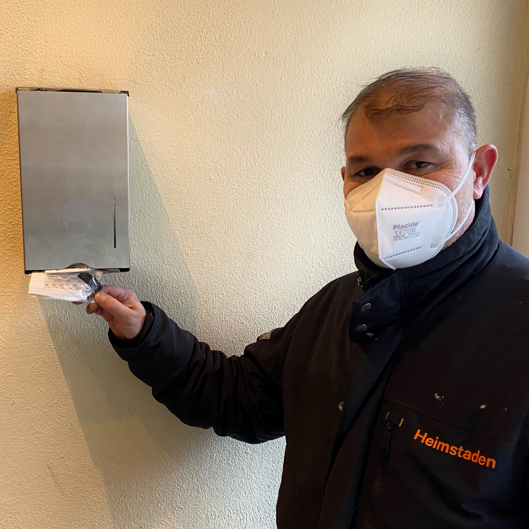 Memed, Hausmeister mit Maskenspender