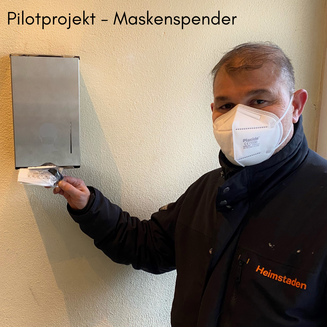 Hausmeister Memed mit Maskenspender