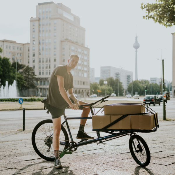 Berliner Fernsehtum_Mann mit Fahrrad unterwegs