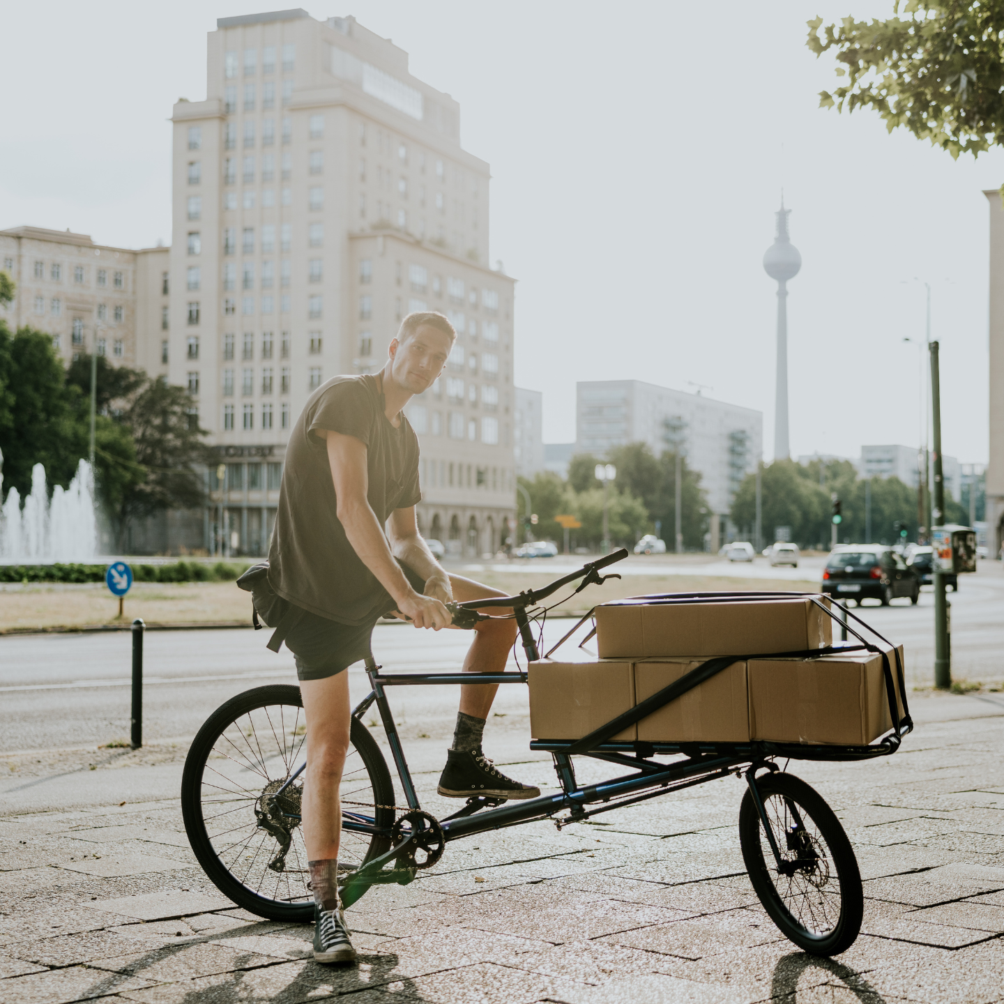 Berliner Fernsehtum_Mann mit Fahrrad unterwegs
