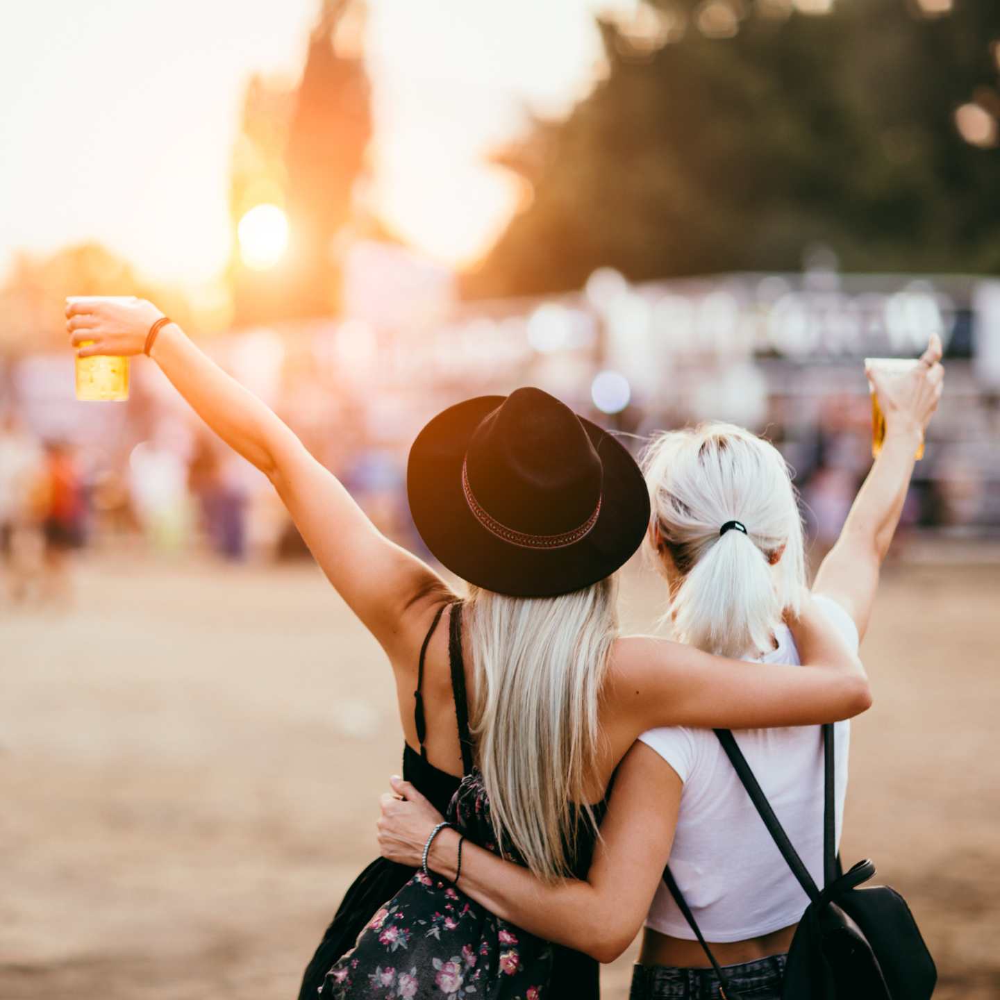 Frauen machen Party draussen_Sommerfeeling_Abendstimmung