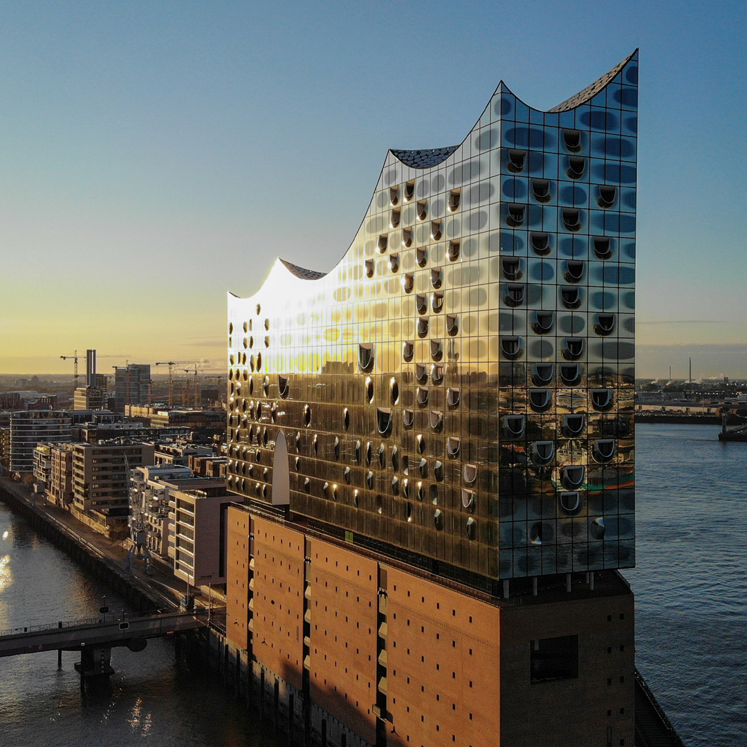 Hamburg Elbphilharmonie_Elfi_ vom Wasser in Abendstimmung