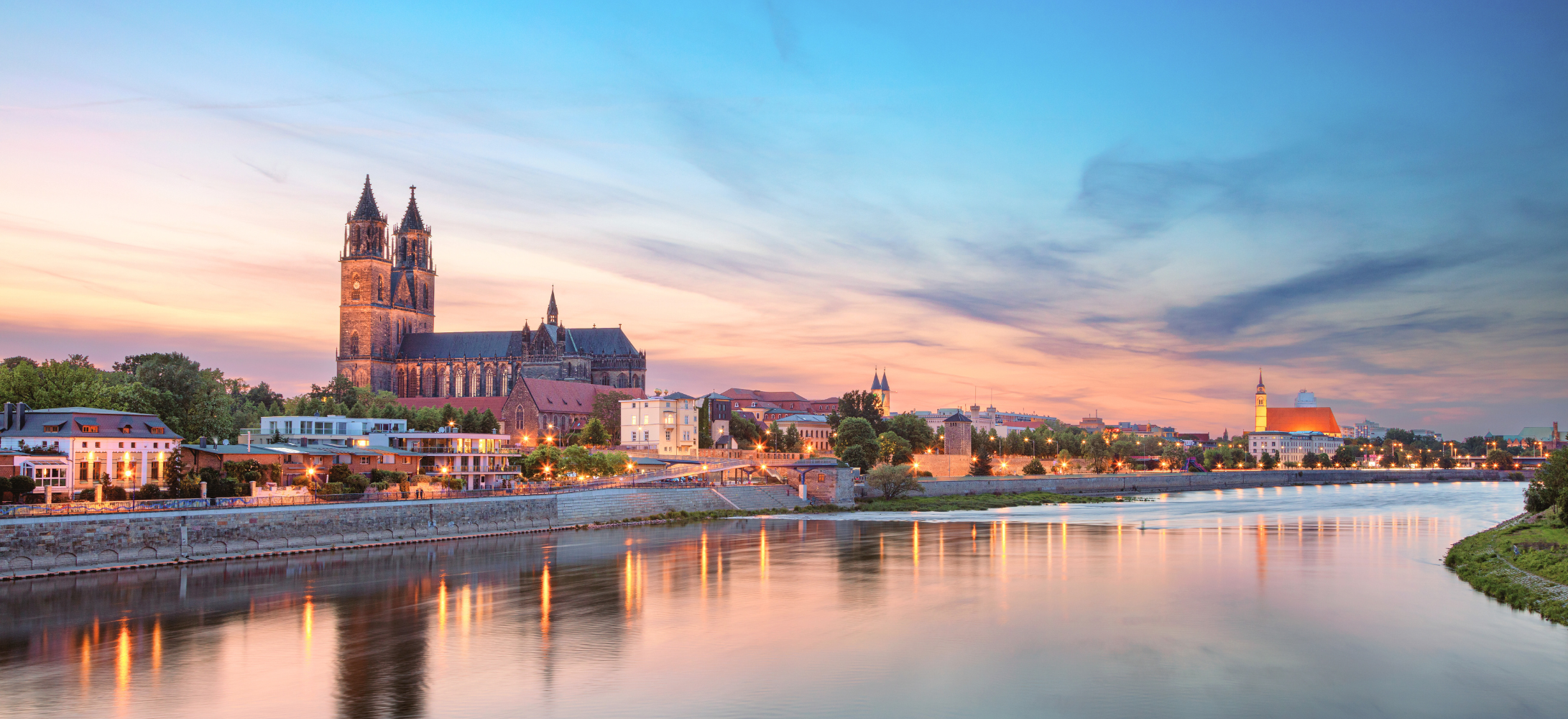 Magdeburg Blick von der Elbe auf die Stadt mit Dom und Promenade