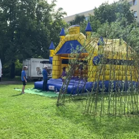 Hüpfburg beim Mieterfest Halle Neustadt_