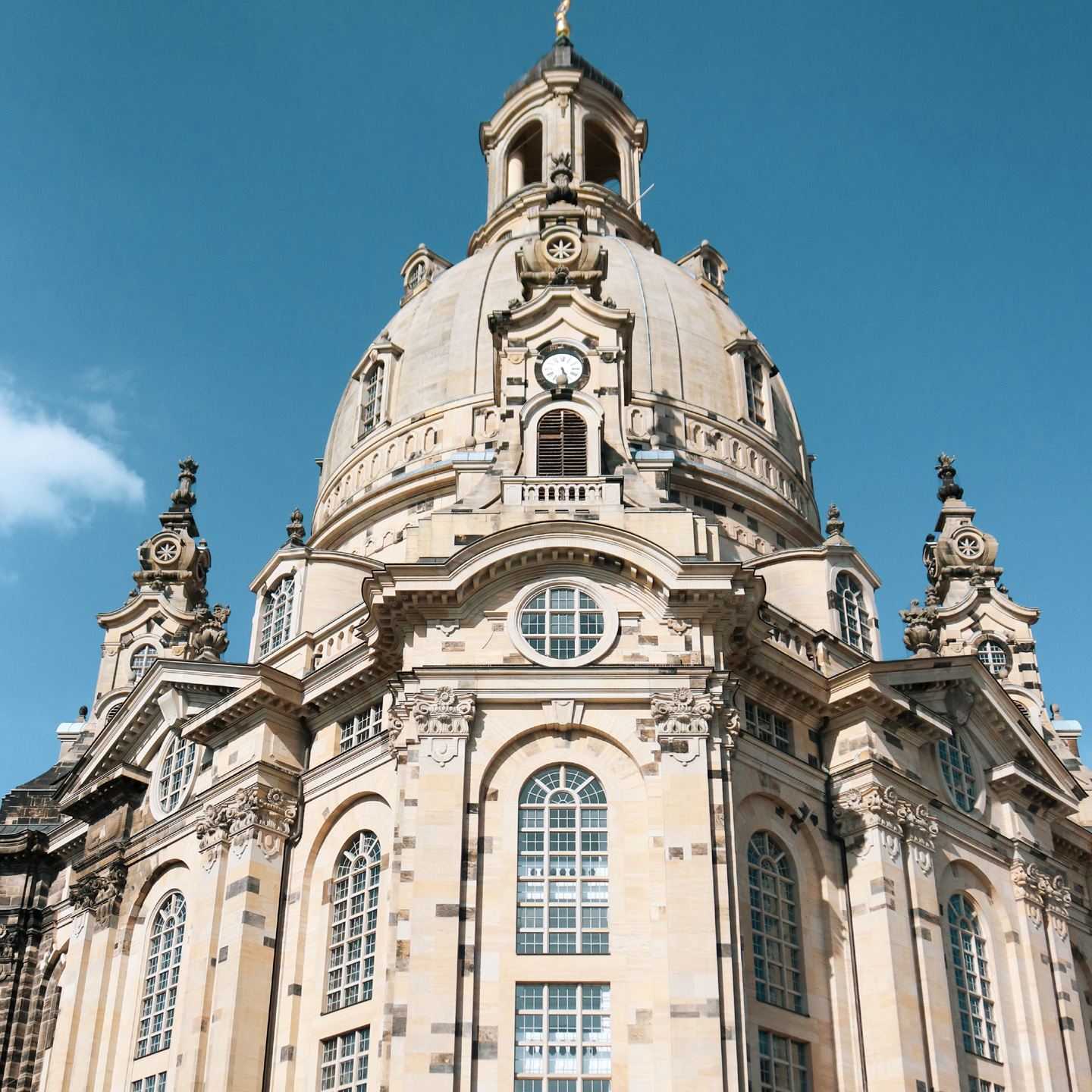 Front der Frauenkirche in Dresden am sonnigen Tag_Wohnen in Dresden
