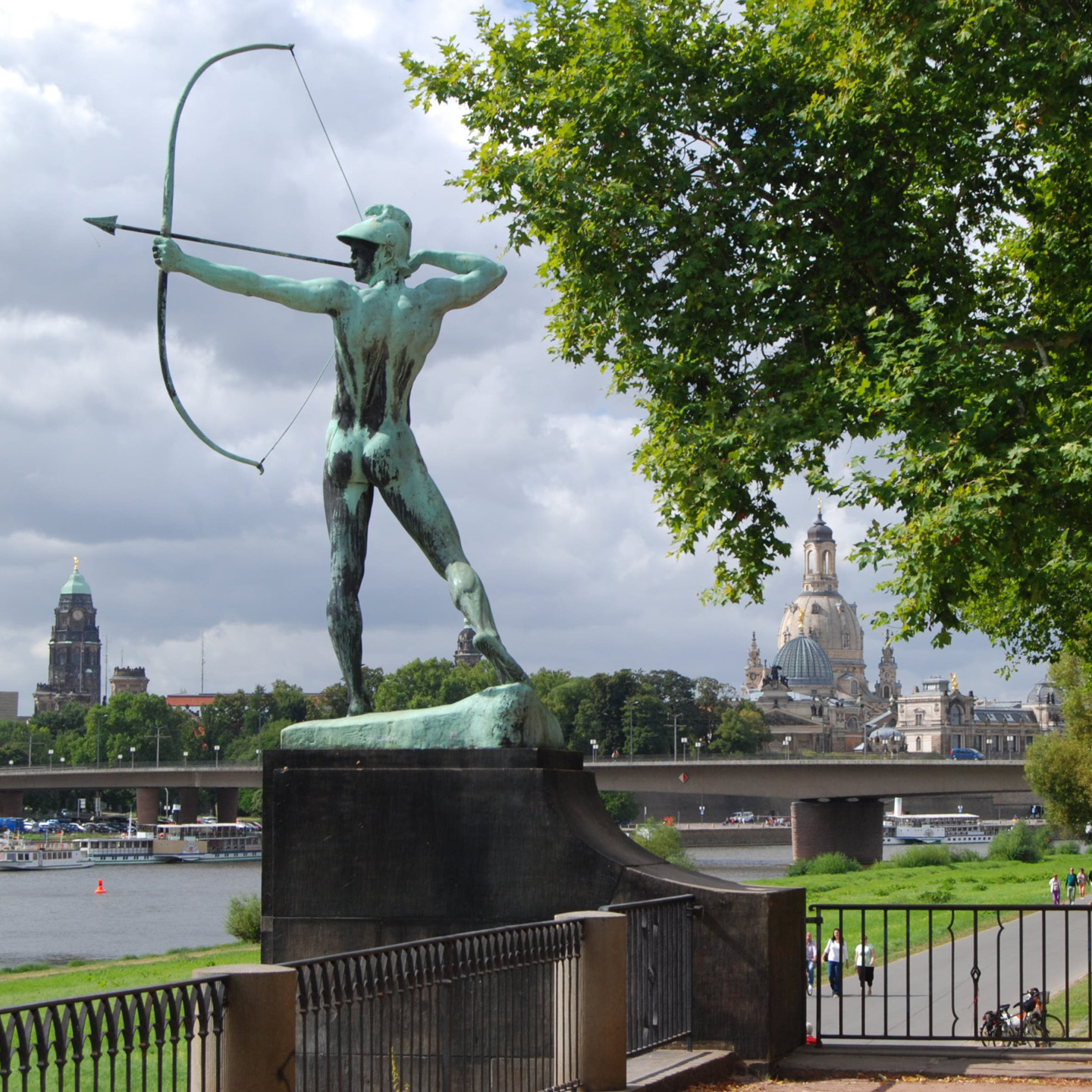 Elbwiesen in Dresden am Tag, Statur im Vordergrund im Hintergrund Frauenkirche