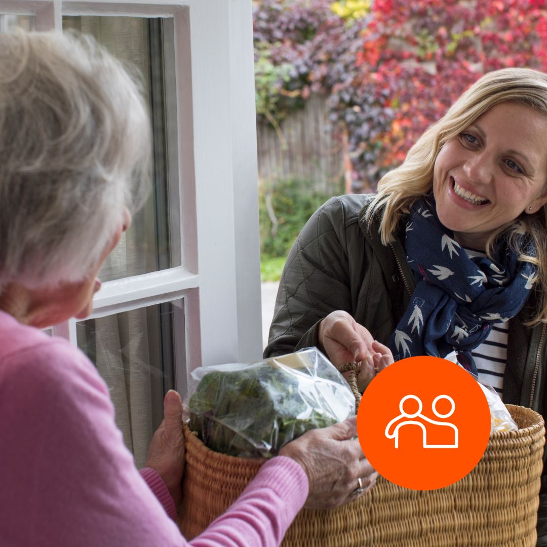 Nachbarschaft 2 Frauen helfen sich beim Einkauf