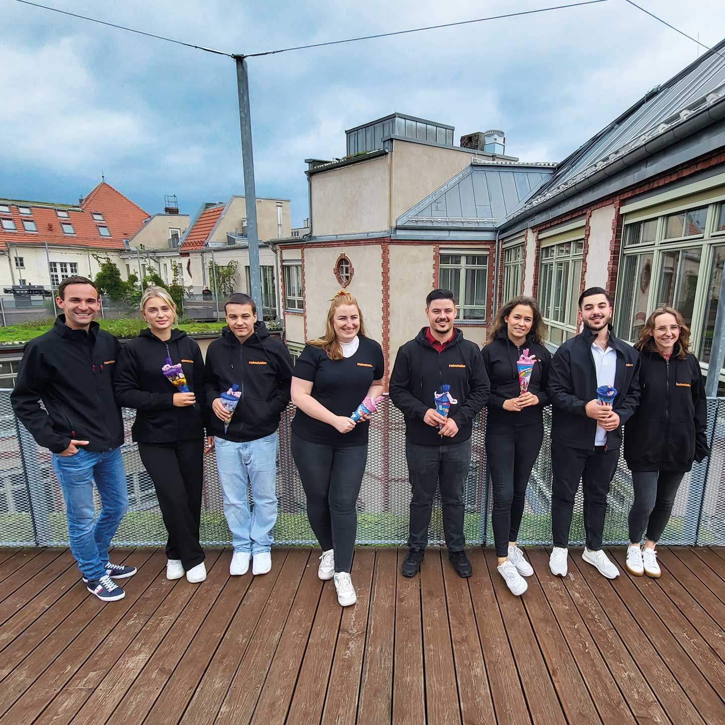 Gruppe der Azubis Heimstaden Berlin auf der Dachterrasse