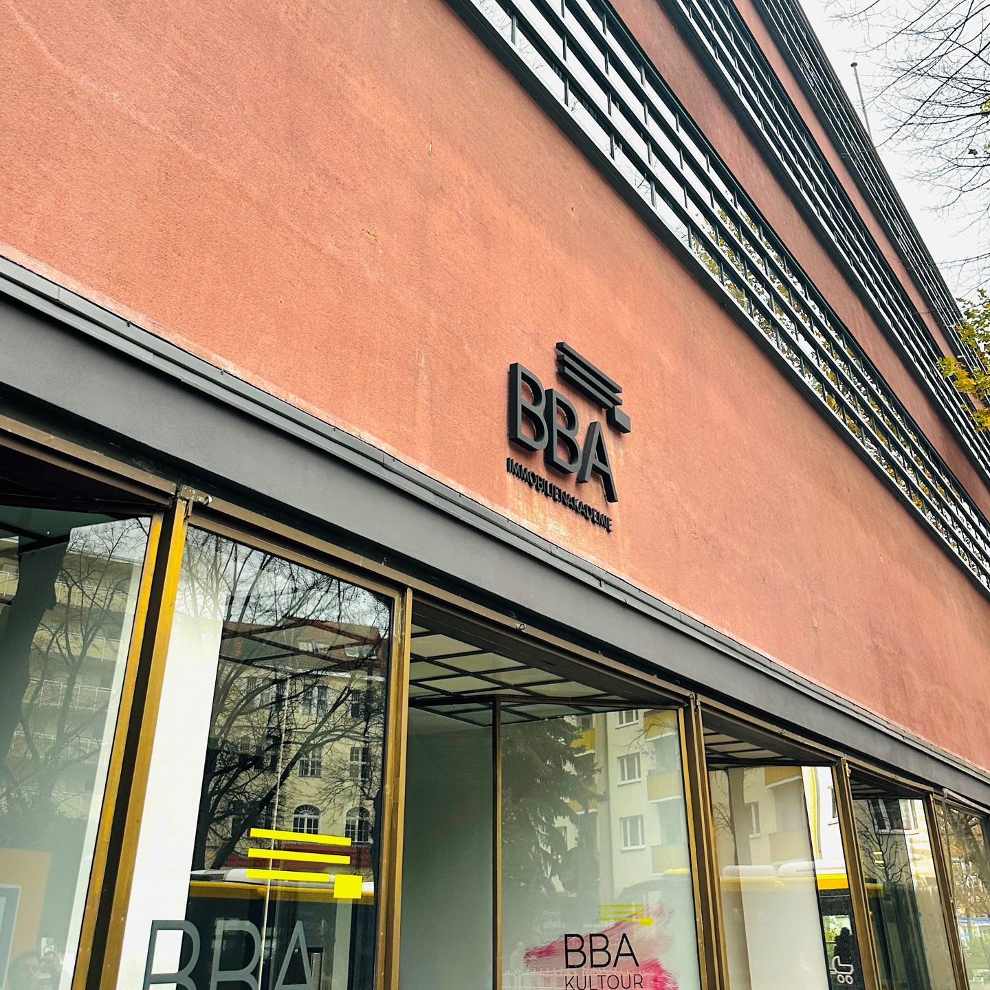 Fassade der Immobilienakademie in Berlin