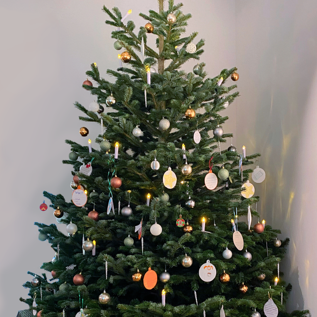 Der Wunschbaum - Geschenke für die Kunder und Jugenlichen des KJHS