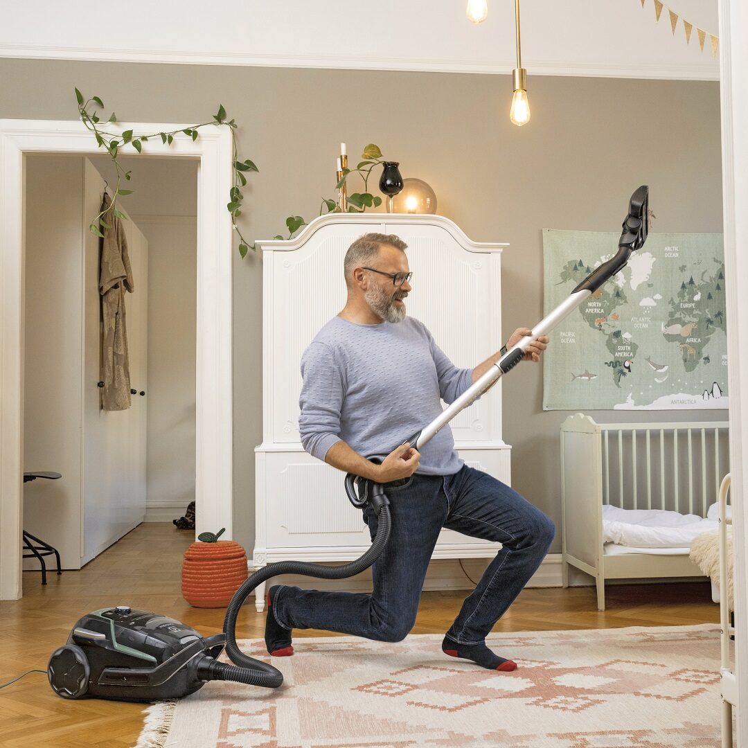 Mann mit Staubsauger