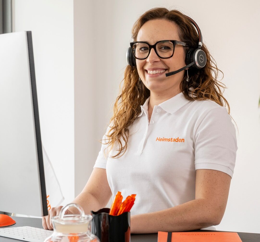 Customer-Care-agent-at-desk