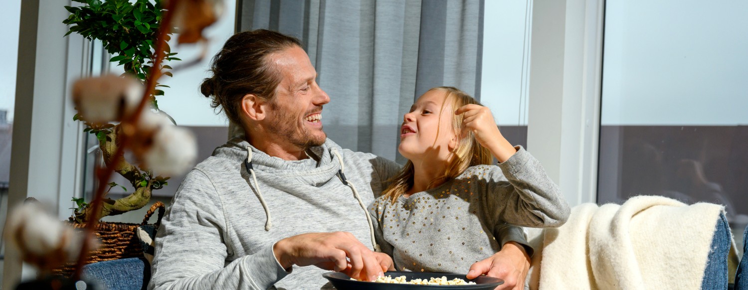 Vater lacht mit Tochter